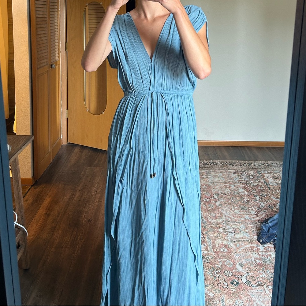 Elan beach dress. Size small, like new. Elastic waist. Subtle leg slit.